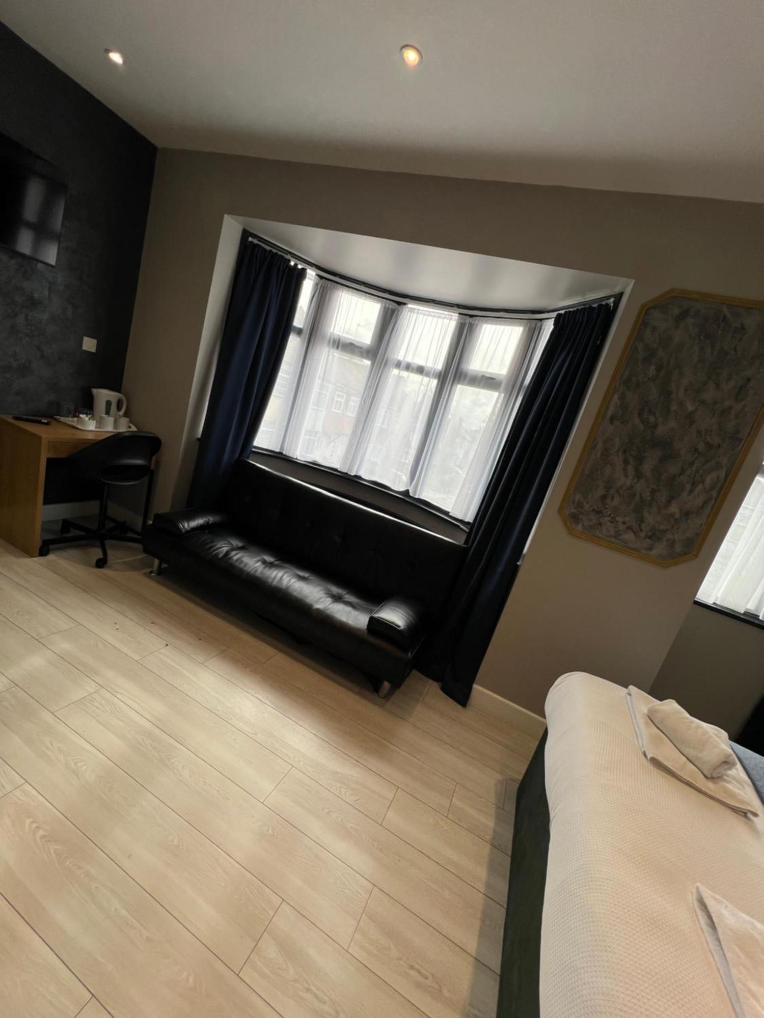 Paragraph Edmonton Palmers Green Exterior photo