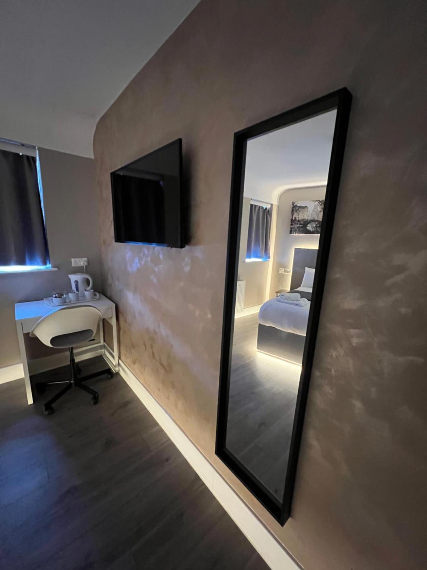 Paragraph Edmonton Palmers Green Exterior photo